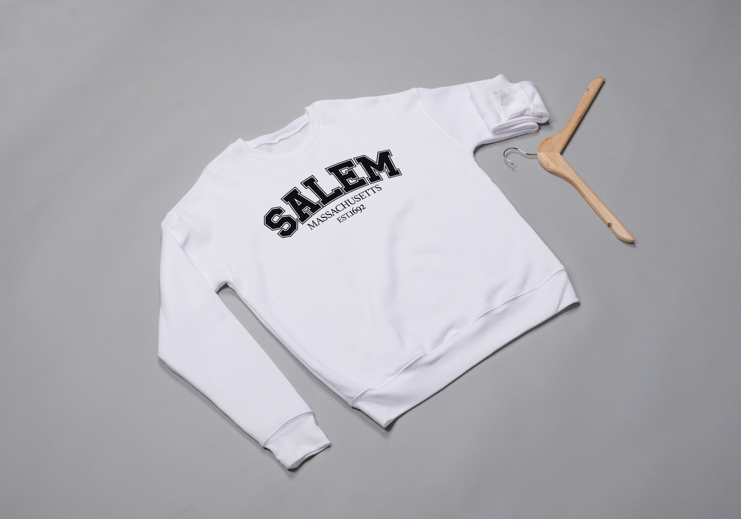 Crewneck Halloween Salem – Witches 1692 🎃 (Édition limitée 2025)